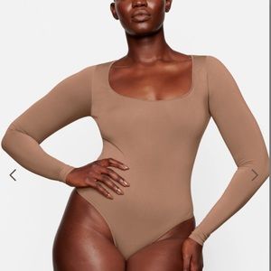 SKIMS L/S Scoopneck Bodysuit Tigers Eye NWT